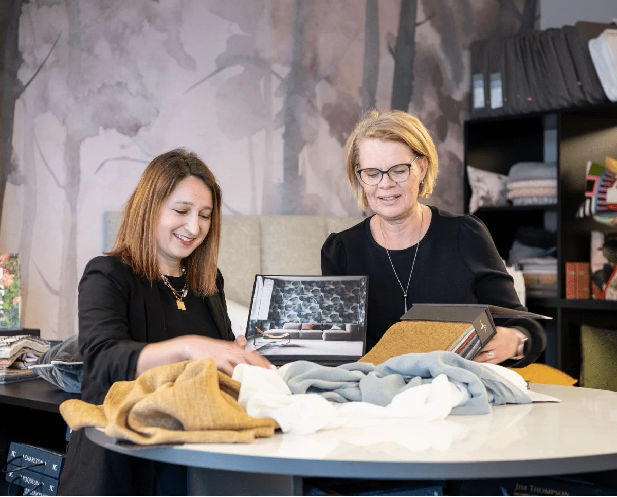 Trixi Strobl und Angelika Engl bei der Arbeit mit verschiedenen Stoffmustern